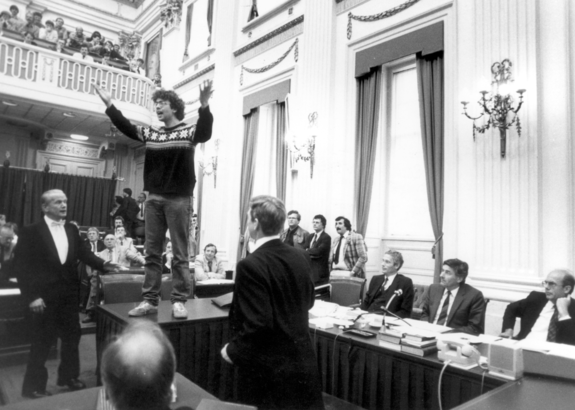 De werkeloze onderwijzer Bingel protesteert in de Tweede Kamer tegen de kruisraketten op 13 juni 1984. Foto: Spaarnestad Photo.