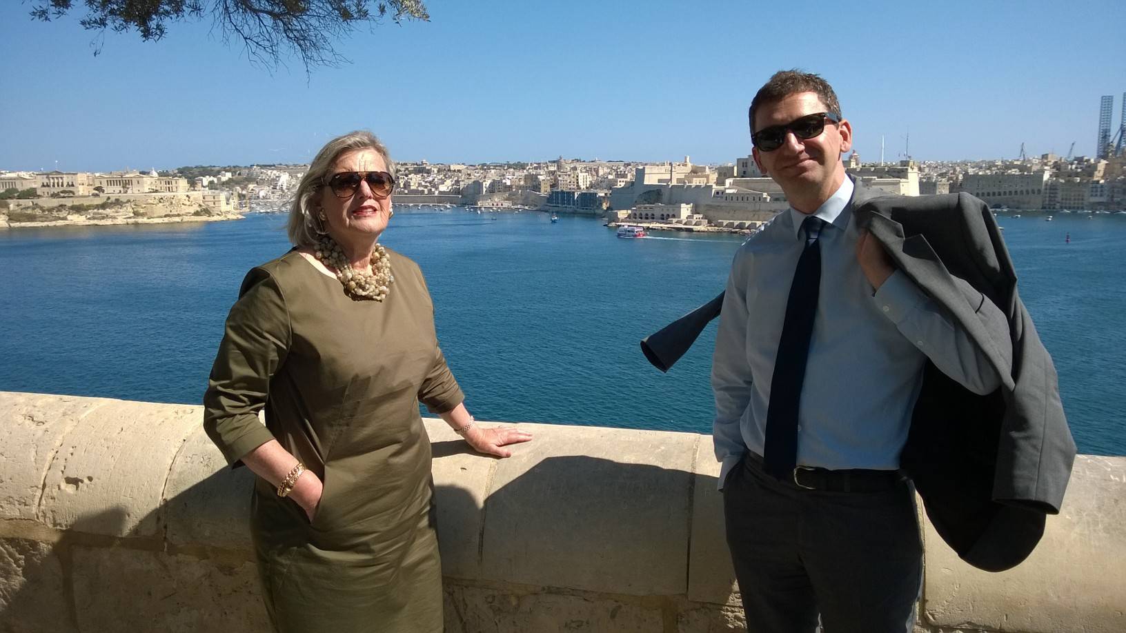 Eerste Kamervoorzitter Ankie Broekers-Knol en ambassadeur Joop Nijssen in Valetta, Malta