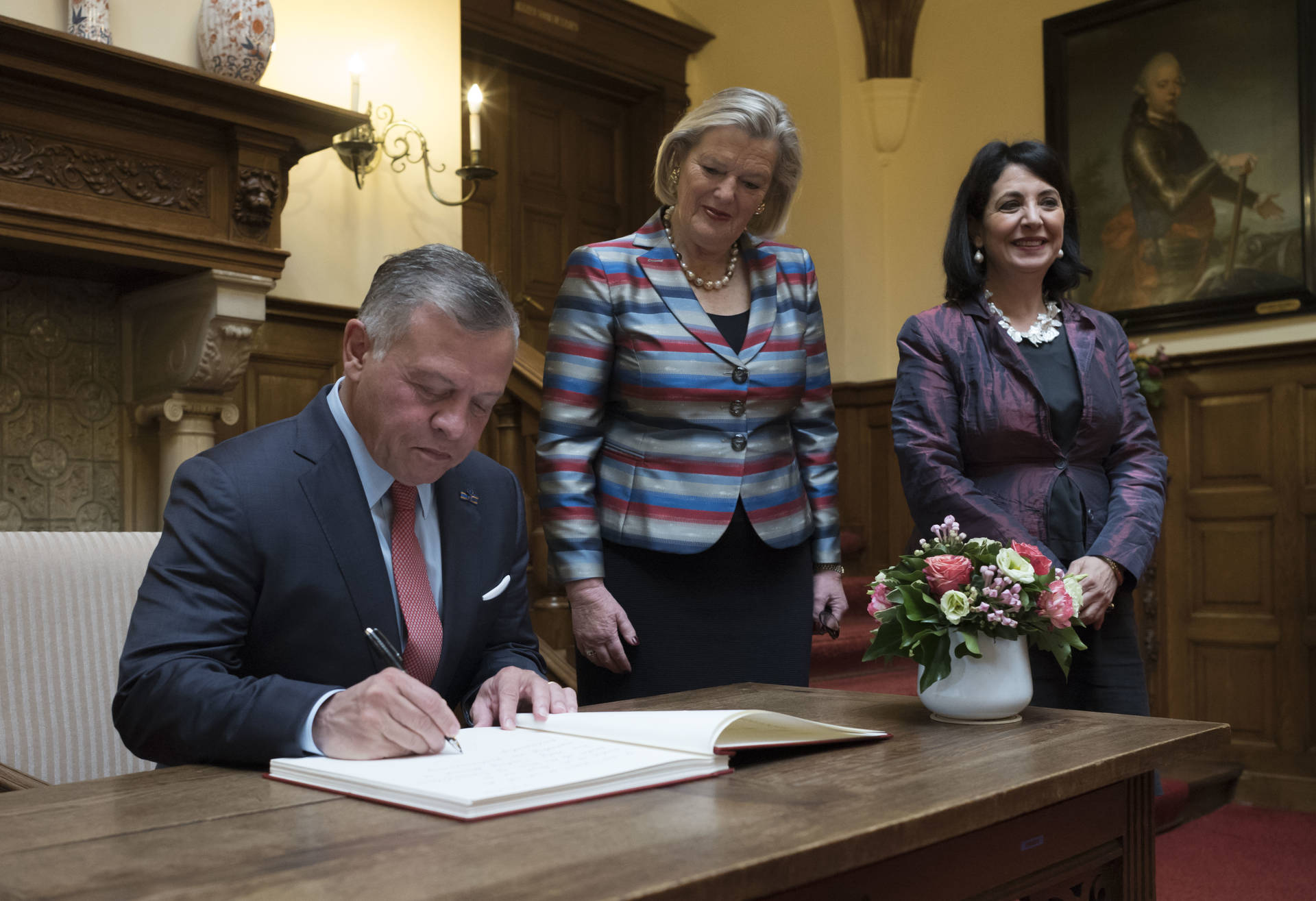 Koning Abdullah II tekent het gastenboek