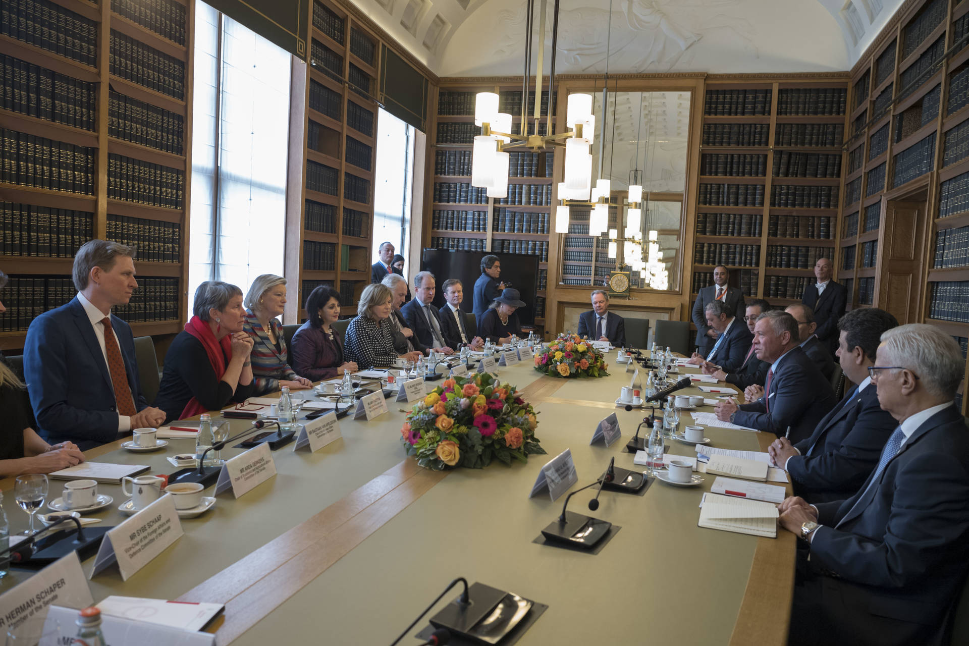 Koning Abdullah II in gesprek met Kamerleden