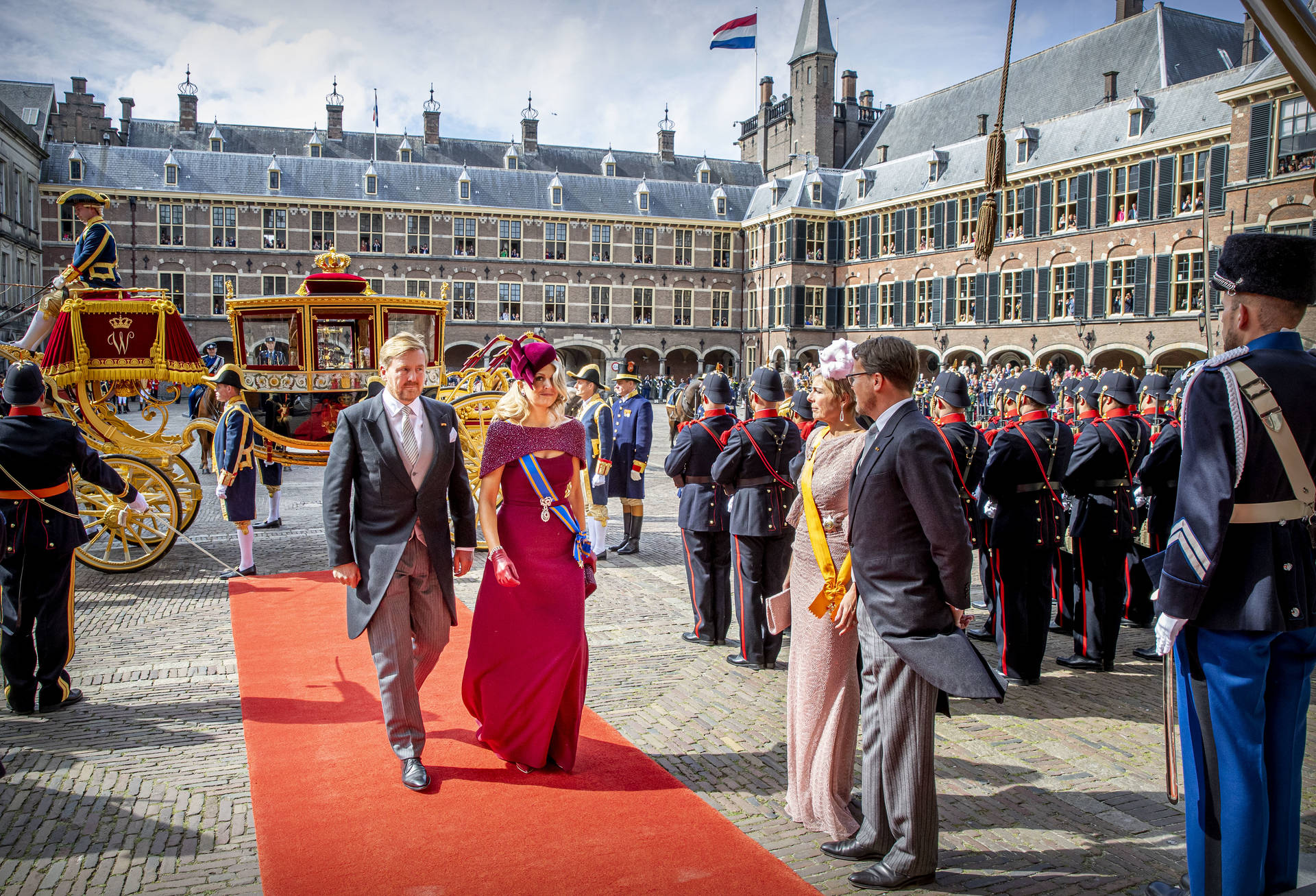 Koning Willem-Alexander en Koningin Máxima komen aan bij de Ridderzaal