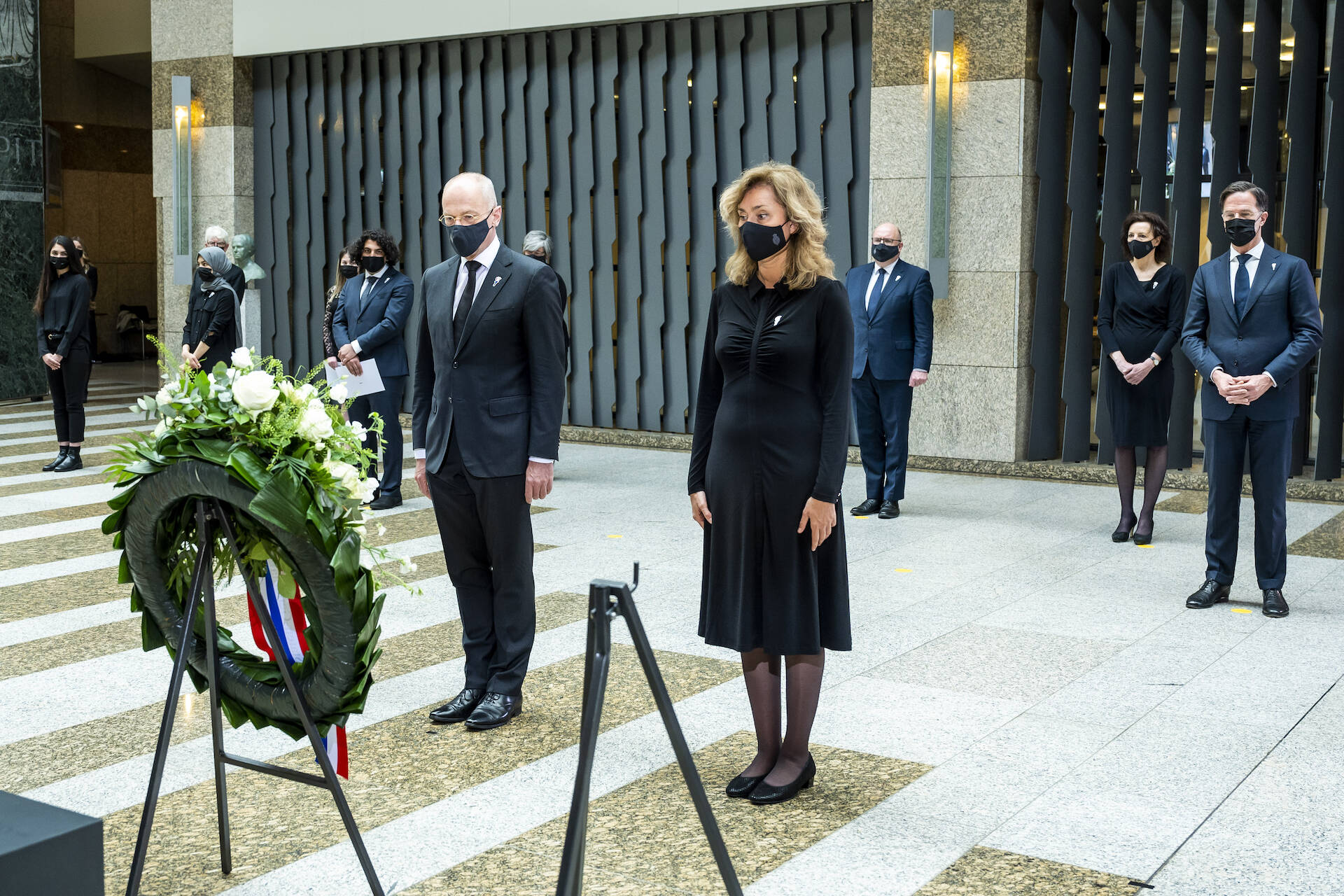 Eerste Kamervoorzitter Jan Anthonie Bruijn en Tweede Kamervoorzitter Vera Bergkamp leggen een krans bij het monument.