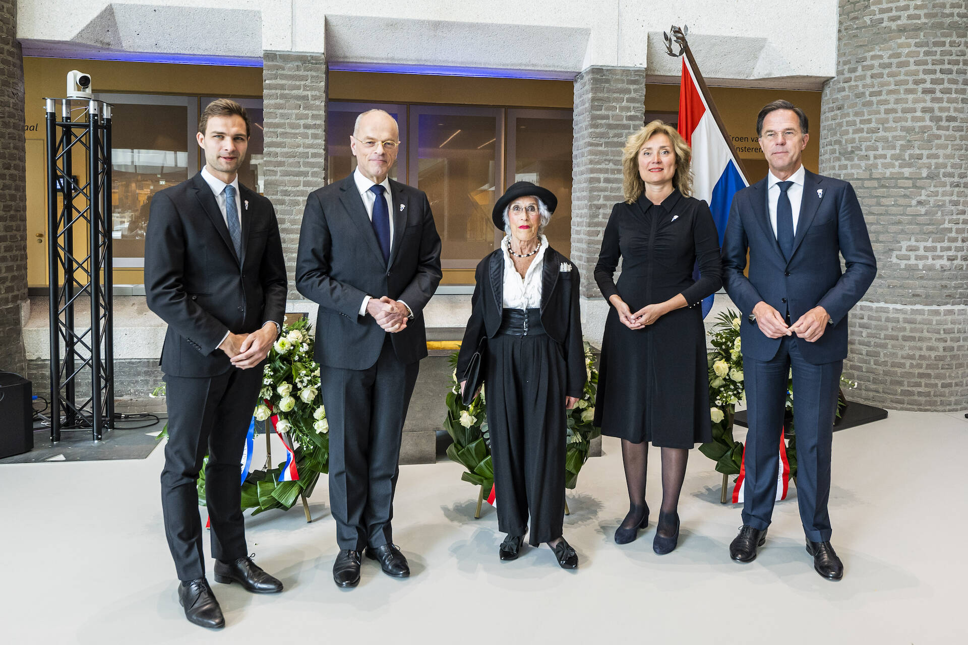 De Voorzitters van de Eerste en Tweede Kamer, Jan Anthonie Bruijn en Vera Bergkamp, samen met minister-president Mark Rutte, staatssecretaris Maarten van Ooijen en Mia Kesber.