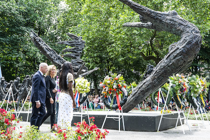 Kamervoorzitters leggen een krans bij het monument