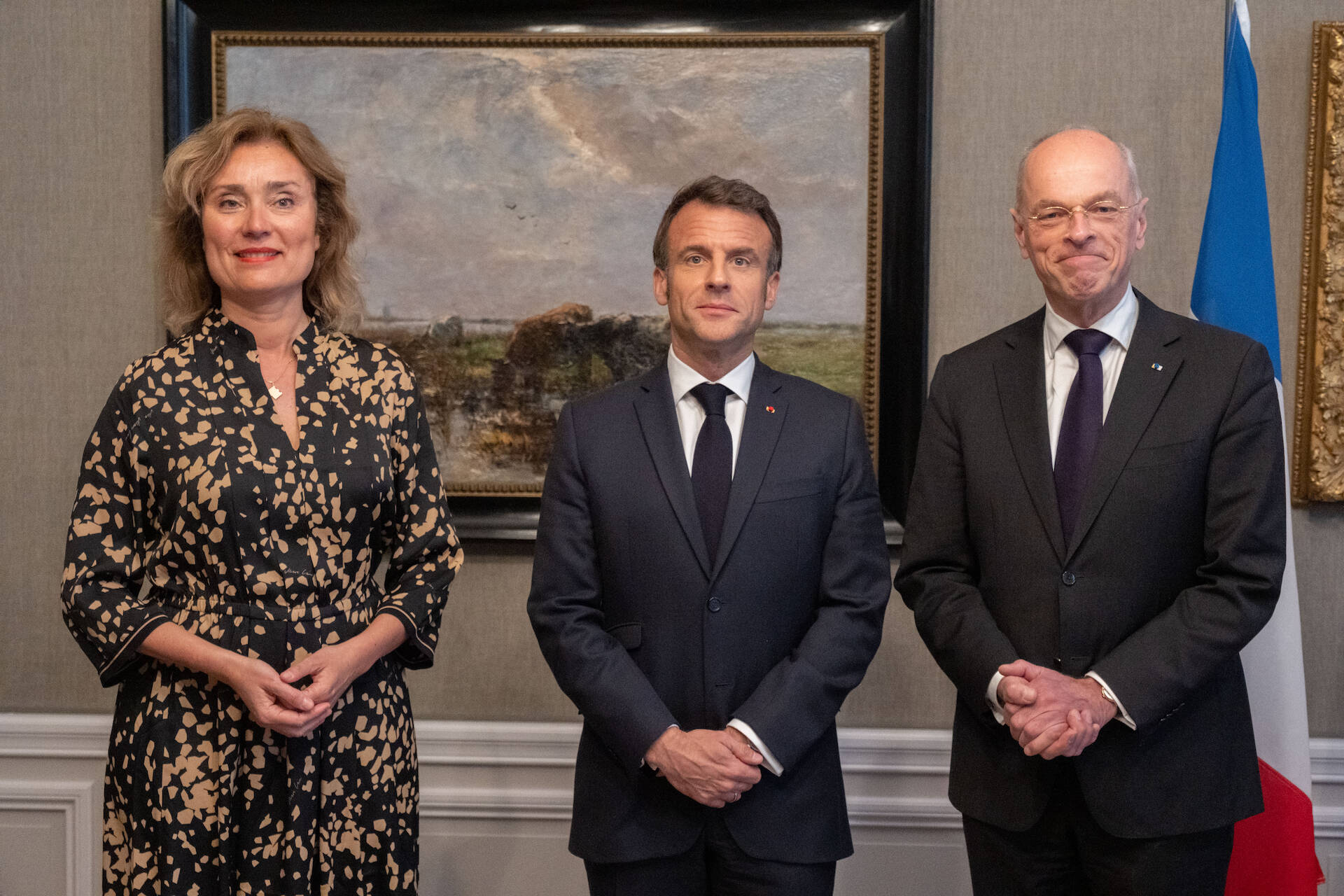 Tweede Kamervoorzitter Bergkamp (l), President Macron (m) en Eerste Kamervoorzitter Bruijn (r)