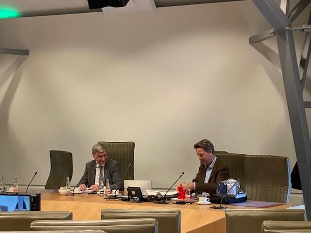 Delegatieleider Martin Bosma (Tweede Kamer, PVV) overhandigt de afscheidscadeaus na afloop van de vergadering.