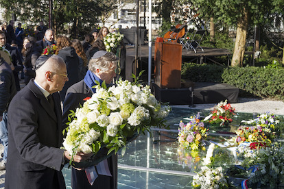 Kamervoorzitters leggen krans tijdens Nationale Holocaust Herdenking