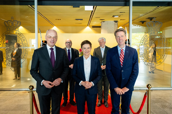 Eerste Kamervoorzitter Bruijn (l), de Service parlementsvoorzitter Brnabić (m) en Tweede Kamervoorzitter Bosma (r)