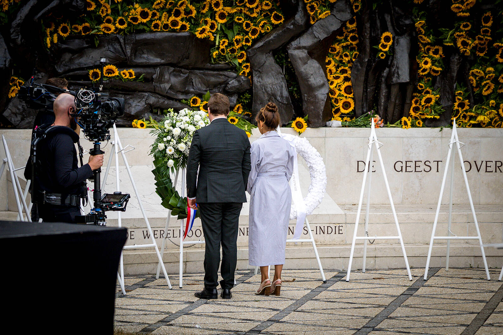 Voorzitters Eerste en Tweede Kamer leggen een krans tijdens de Nationale Herdenking bij het Indisch Monument