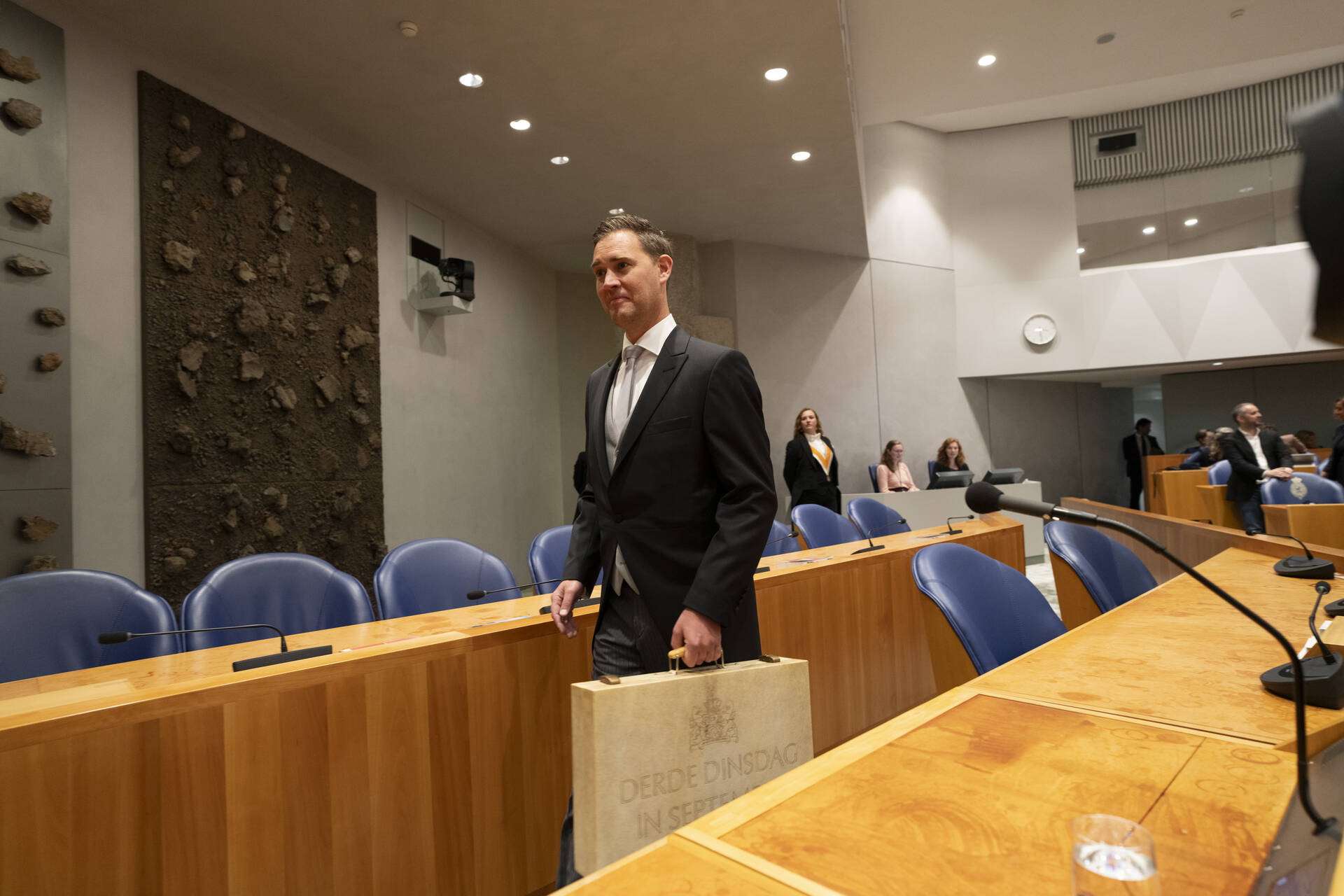 Minister Heijnen van Financiën biedt het koffertje met daarin de Miljoenennota aan de Tweede Kamer aan. 