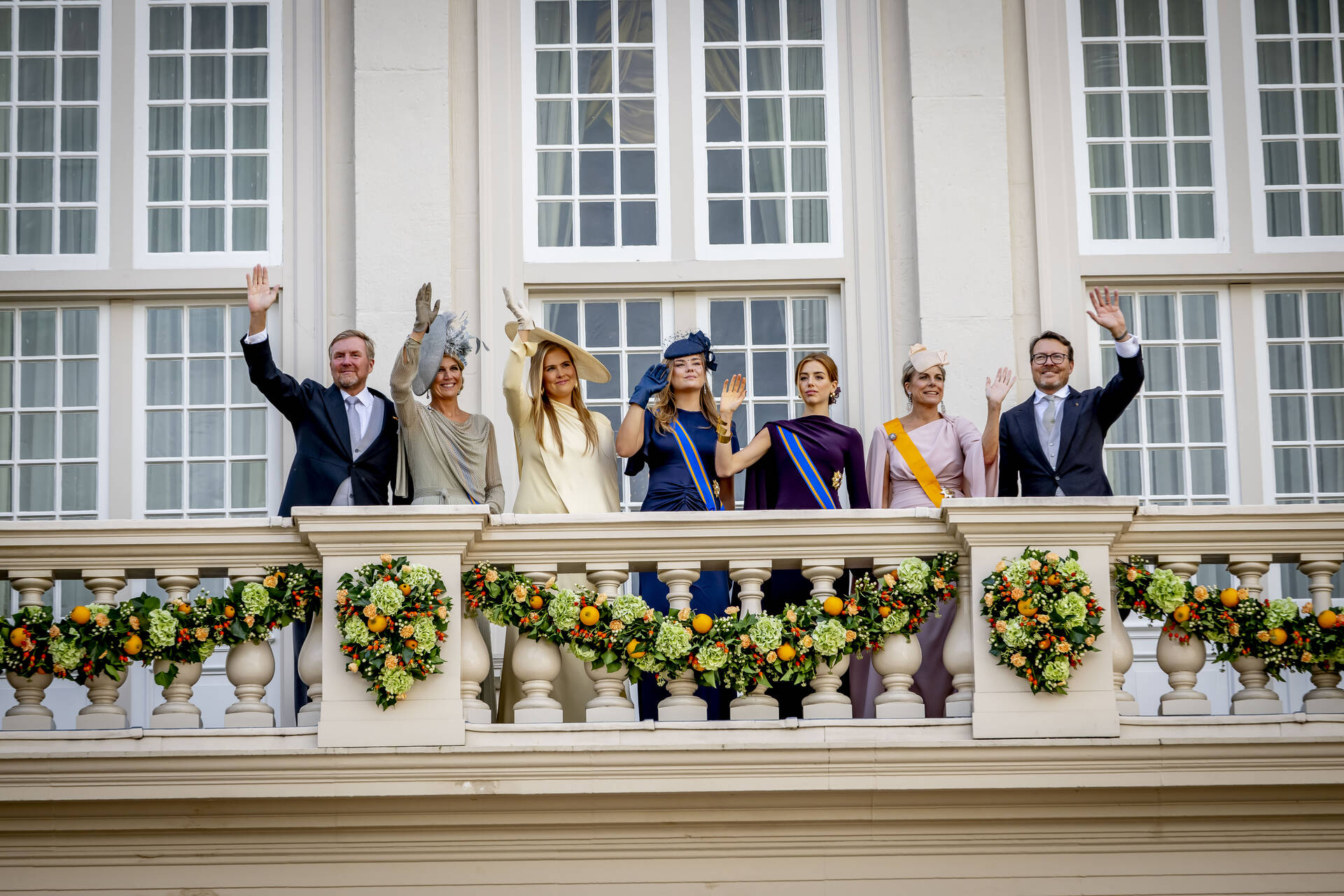 De Koninklijke familie verschijnt op het balkon van Paleis Noordeinde tijdens de balkonscène.