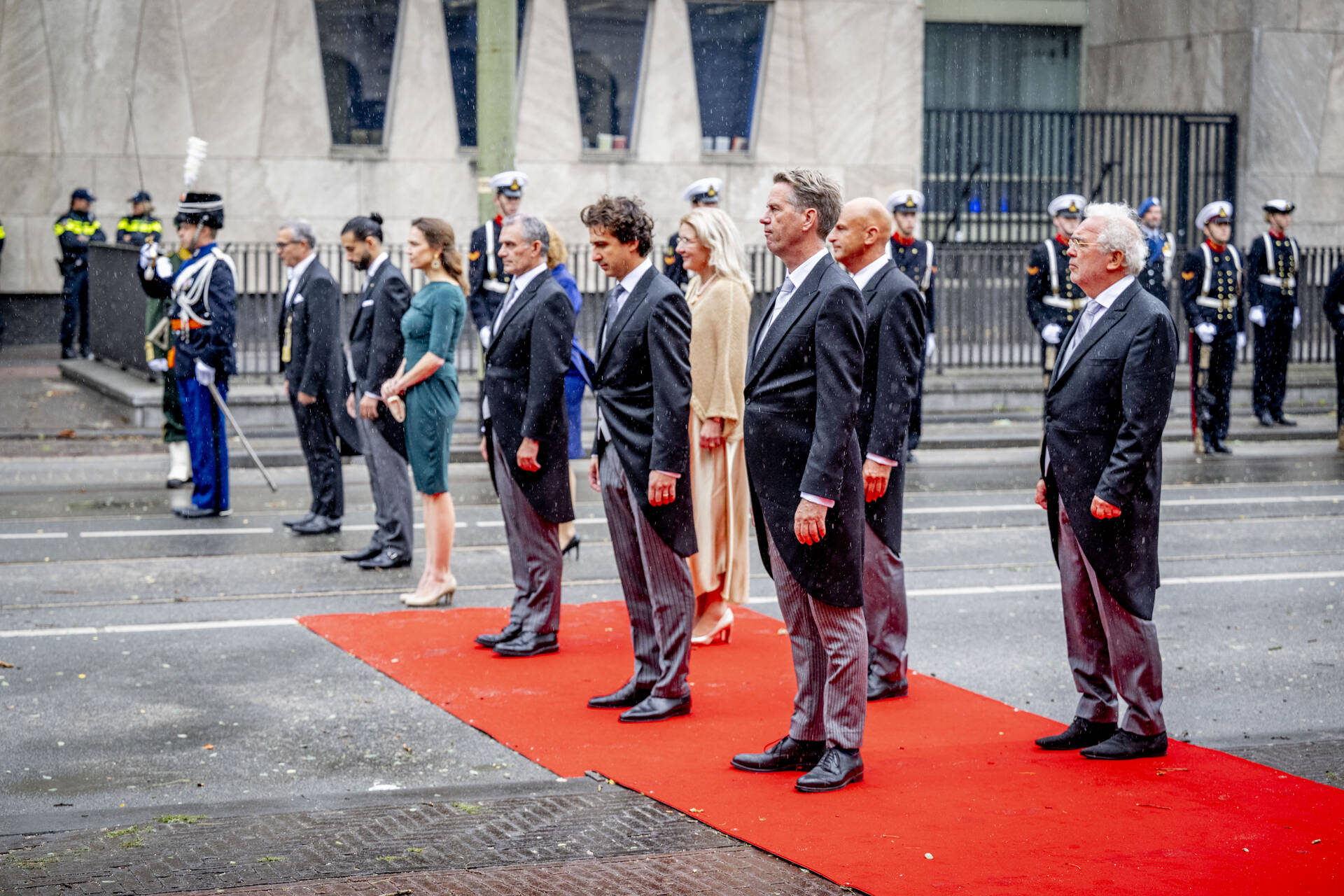 De commissie van in- en uitgeleide staat klaar wanneer de Koninklijke Stoet bij de Schouwburg arriveert. 