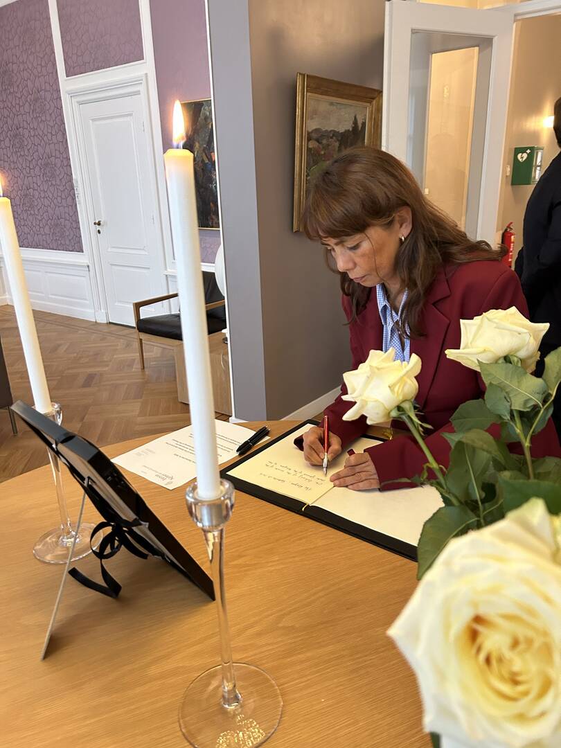 Eerste Kamervoorzitter Mei Li Vos tekent het condoleanceregister