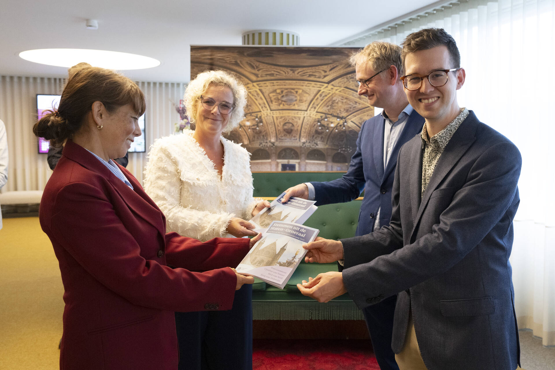 De Voorzitter van de Eerste Kamer, Mei Li Vos, en de Ondervoorzitter van de Tweede Kamer, Wieke Paulusma, nemen het publieksrapport Parlementsonderzoek 2025 in ontvangst