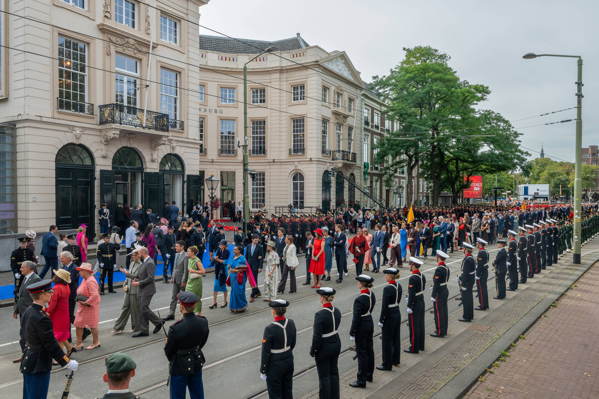 De Eerste en Tweede Kamerleden komen aan bij de Koninklijke Schouwburg