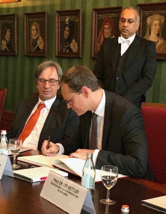 Voorzitter Bundesrat tekent het gastenboek