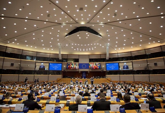 Foto van een vergaderzaal in het Europees parlement