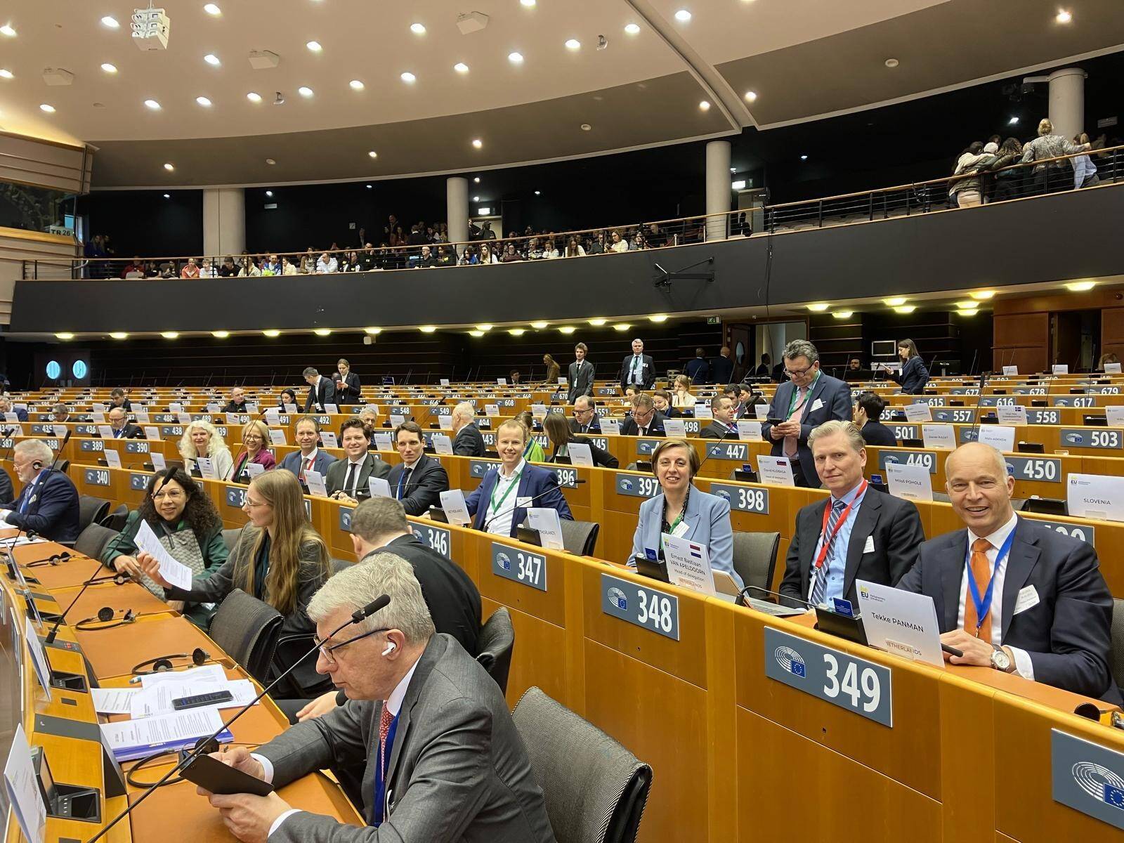 Foto van de Nederlandse delegatie in de vergaderzaal in het Europees Parlement