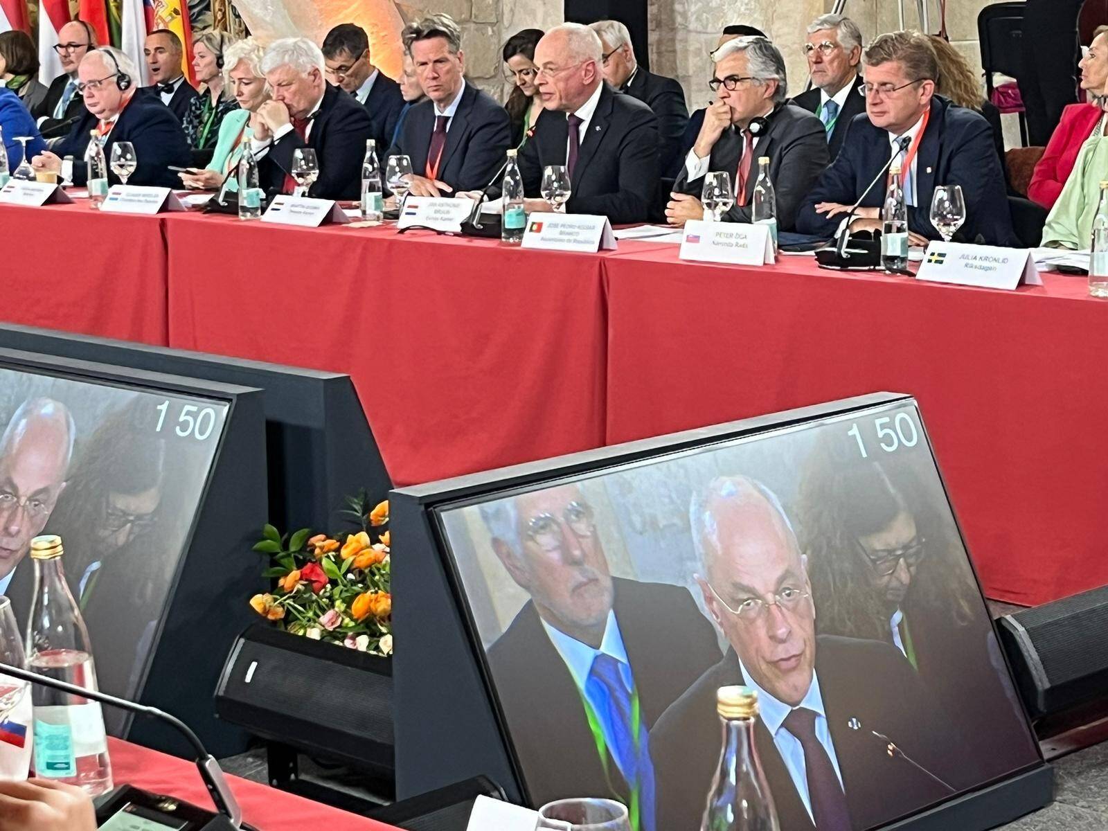 Foto van Eerste Kamervoorzitter Bruijn aan het woord tijdens de sessie over de uitdagingen voor de liberale democratie in geopolitieke context