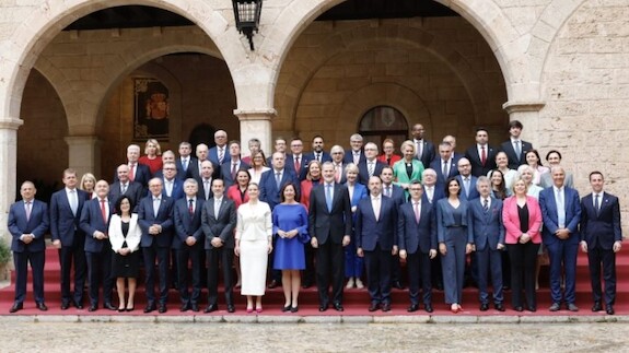 Groepsfoto van de deelnemende parlementsvoorzitters met de Koning van Spanje, Felipe VI