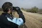 Medewerker van Frontex met verrekijker