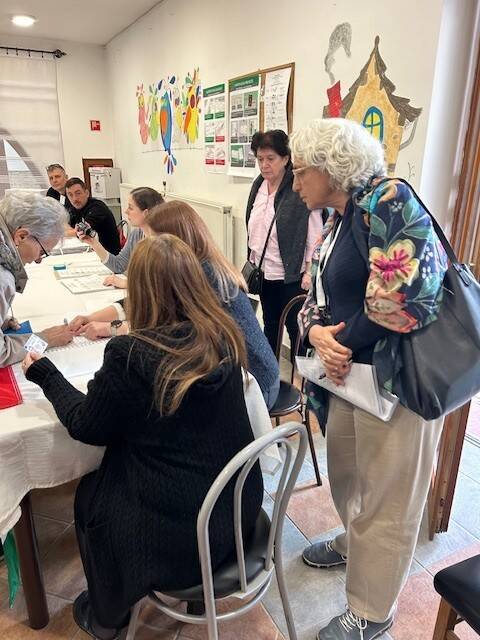 Senator Karimi in een stembureau