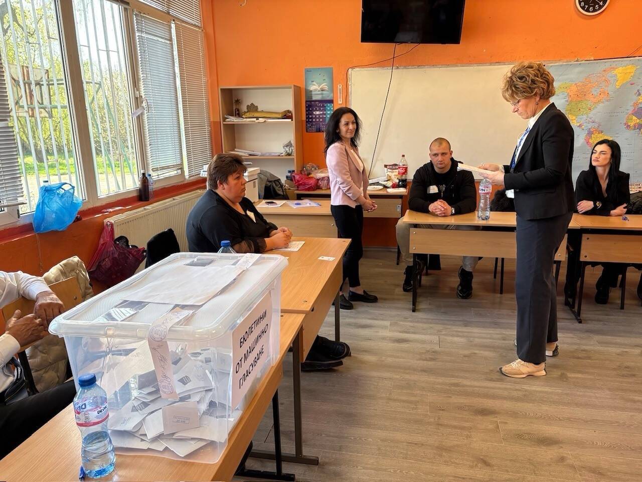 Senator Vogels in stembureau